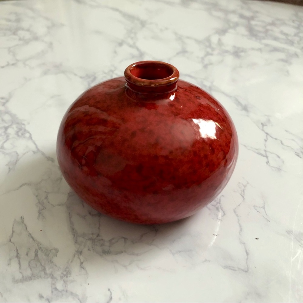 Bud vase, red round